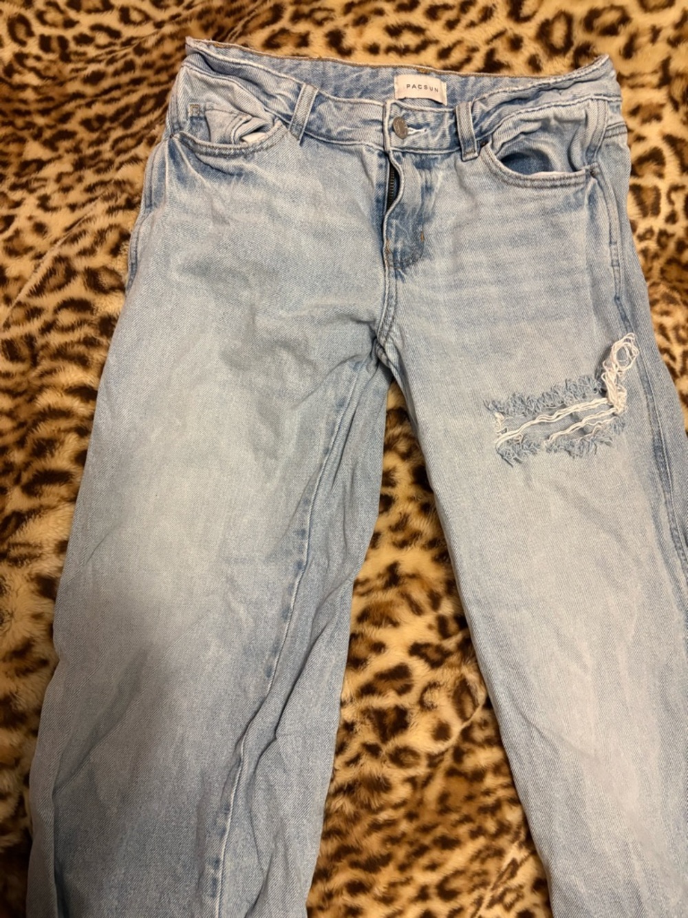PacSun Light Wash Boyfriend Jeans with Distressed Knee